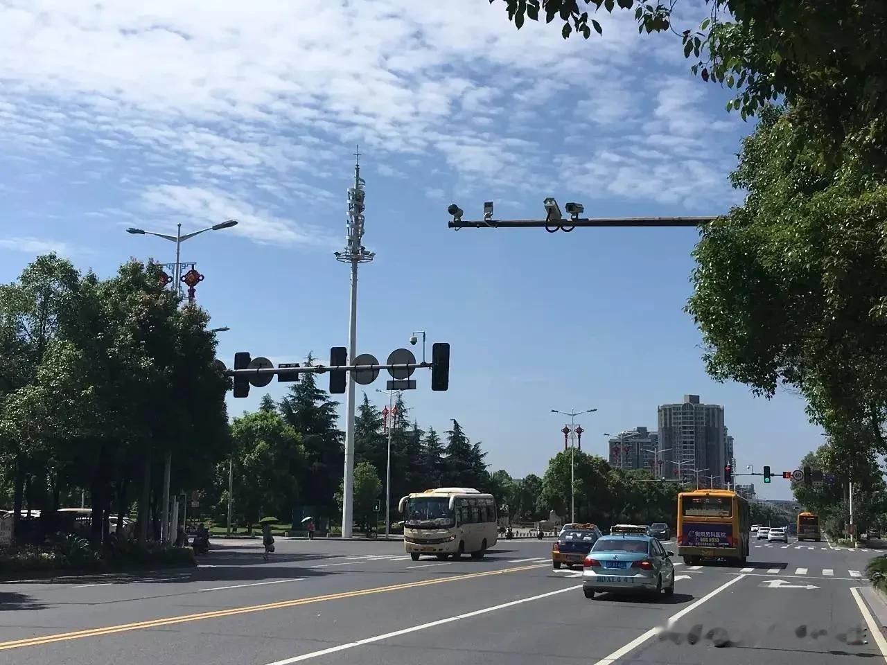 抓拍违章罚款的都是高清摄像头，几百米外都能拍的清清楚楚，所以，司机不要心存侥幸，