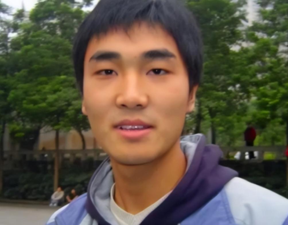 “每月就给我 500 块，资助不起装什么孙子！”2006 年，贫困大学生向海清向