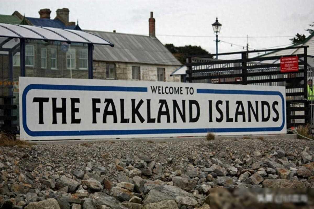 在世界地图上，有一片风云际会的土地，它既是英国的“福克兰群岛”，又是阿根廷的“马