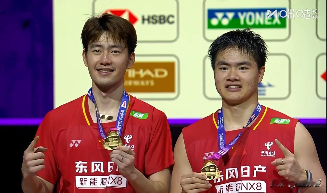 梁伟铿王昶2比0谢定峰苏伟译（17，16）
获得2026年印度羽毛球世锦赛男双冠
