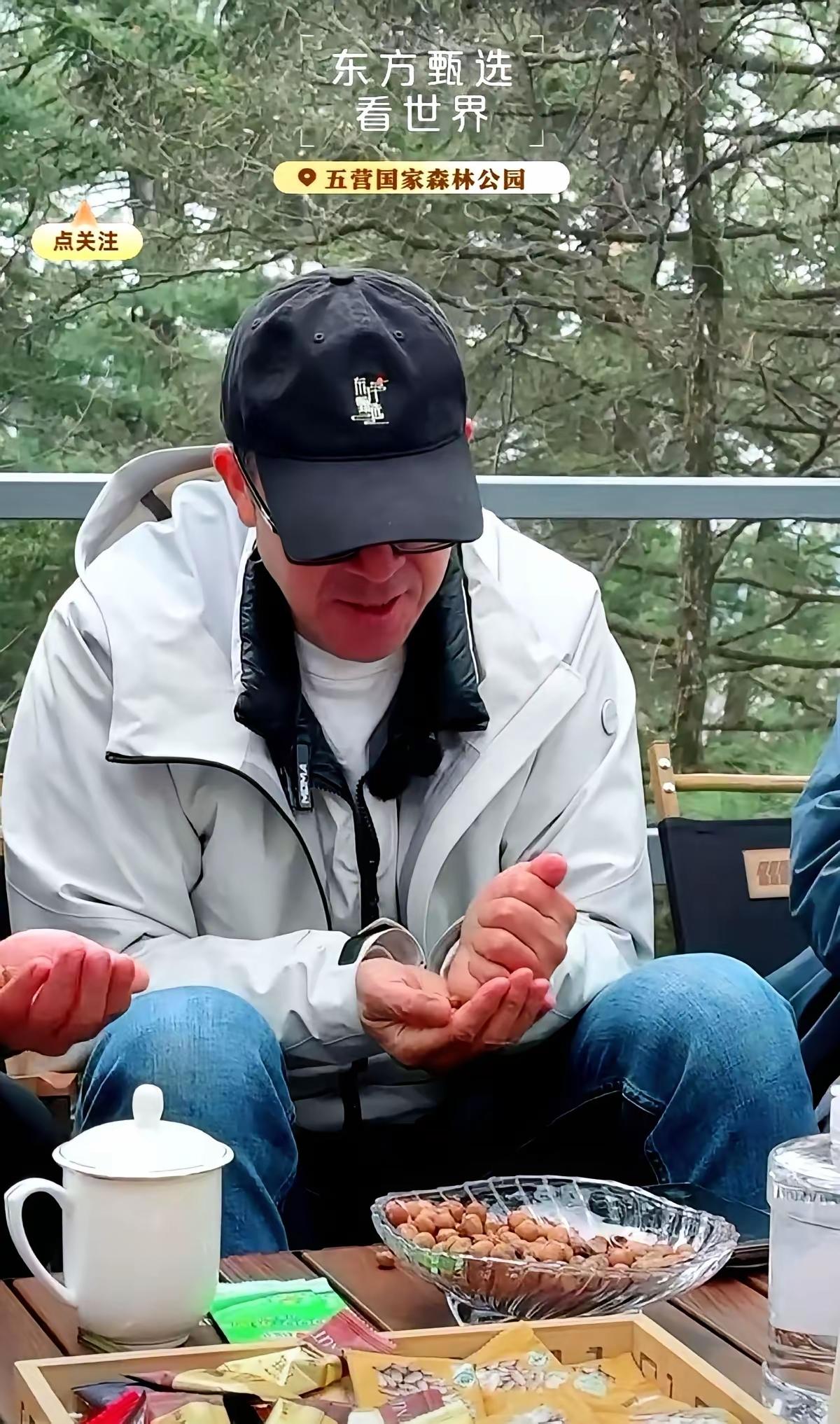 一个60多岁的老头，
站在镜头前，
对着几万人说：对不起，我没留住他。

你以为