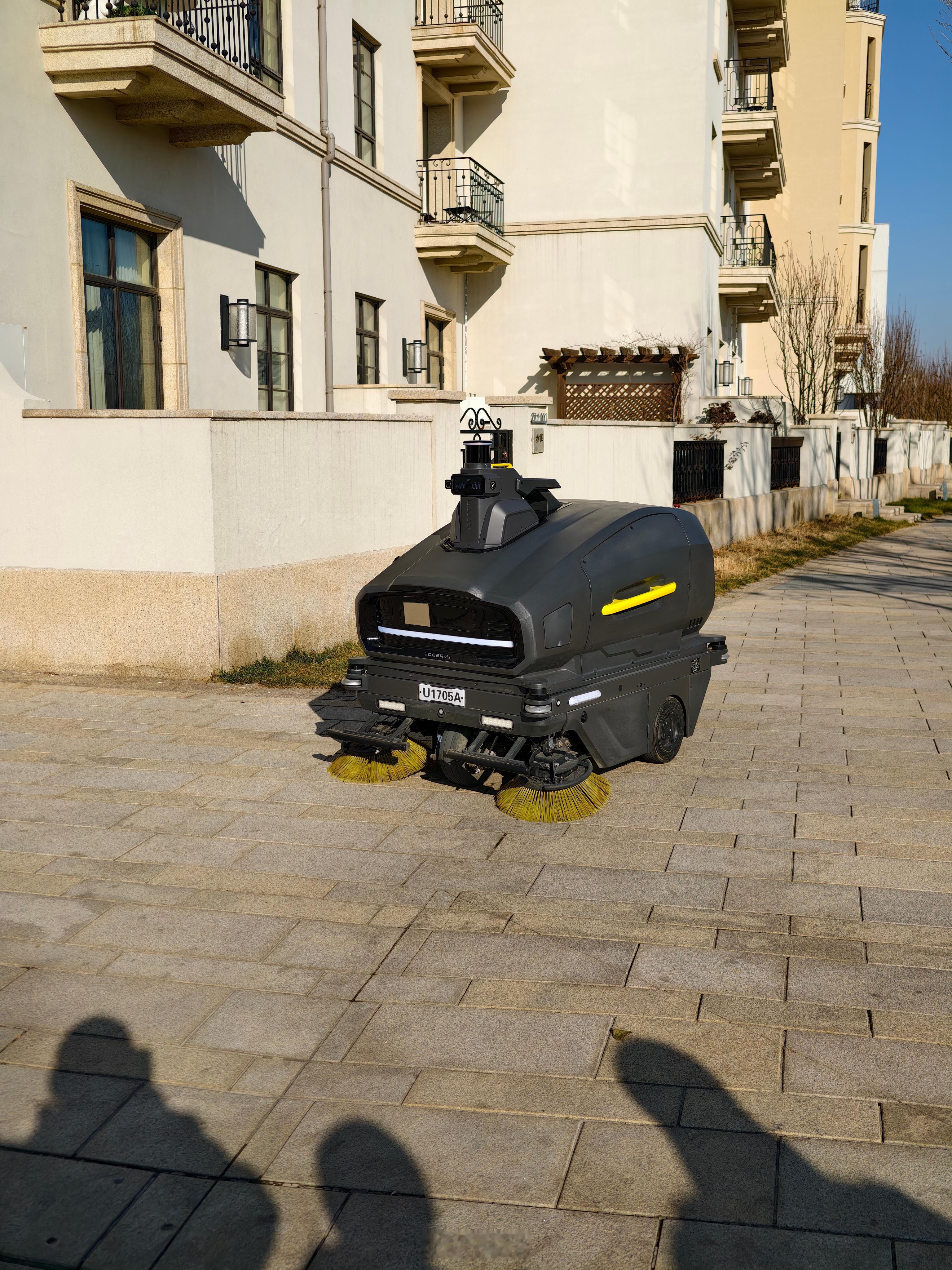 L5级自动扫地机器人，上来就喊我帅哥好家伙，又会干活，嘴又甜，这谁受得了 秦皇岛