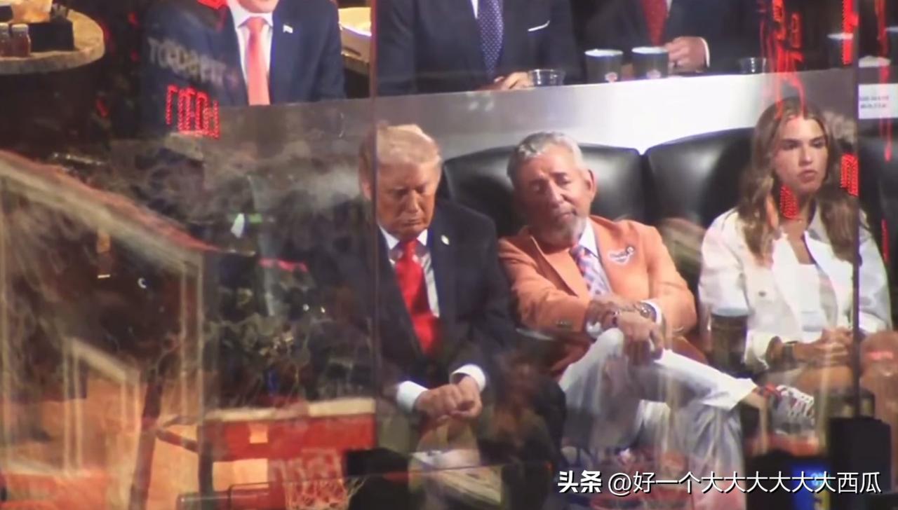 特朗普一天天的是真有戏啊，
有媒体报道在NBA总决赛第三场比赛时，
特朗普与家人