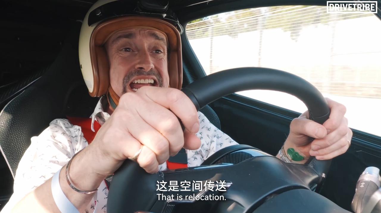 哈蒙德在试驾仰望U9X时，直呼这根本不是加速，而是空间传送，就像在打游戏，一句句