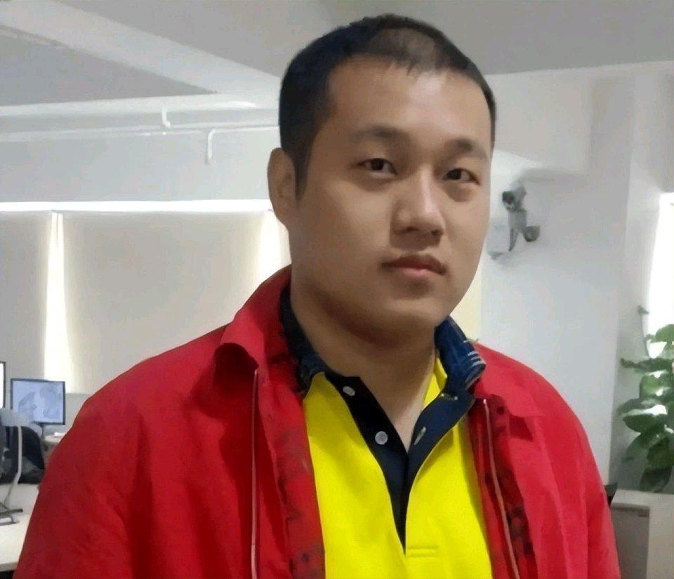 最近被爆出来的这个所谓中国“首父”丑闻可太让人惊掉下巴了。这位百亿富豪，生上百个