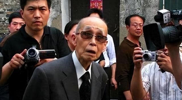 90岁日本老兵仍叫嚣开战！说出3个偏执理由，比枪炮更可怕的是扭曲人心
 
谁能想