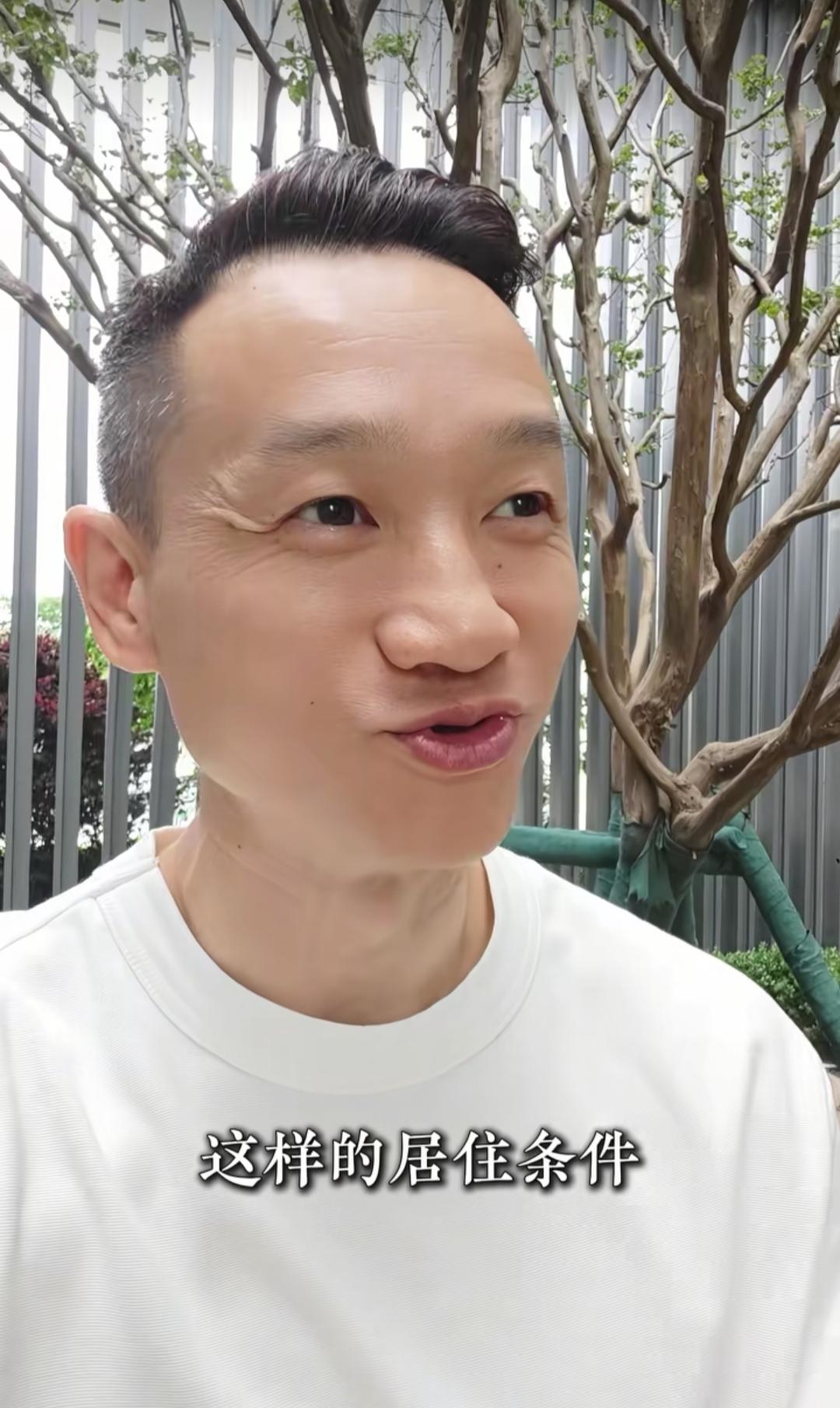 杨威说，
为了让儿子杨阳洋，
在香港安心读书，
他在香港专门租了个房子，
房租3
