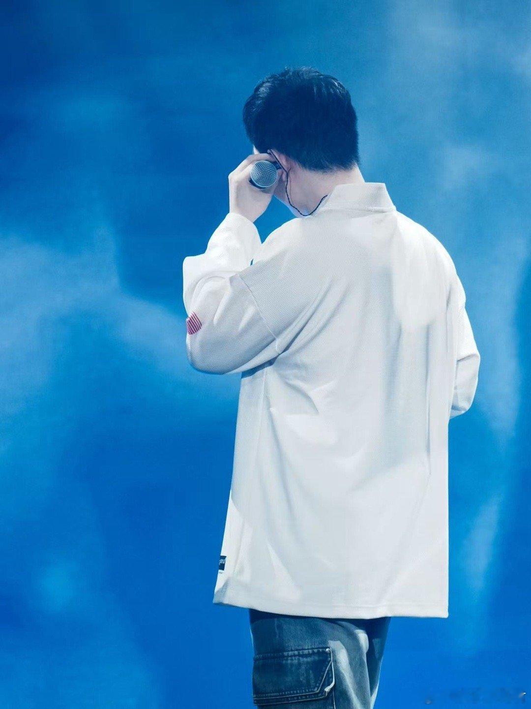 张子豪终于摘帽子了张子豪巡演OutsideIsLava  摘掉帽子后的张子豪，连