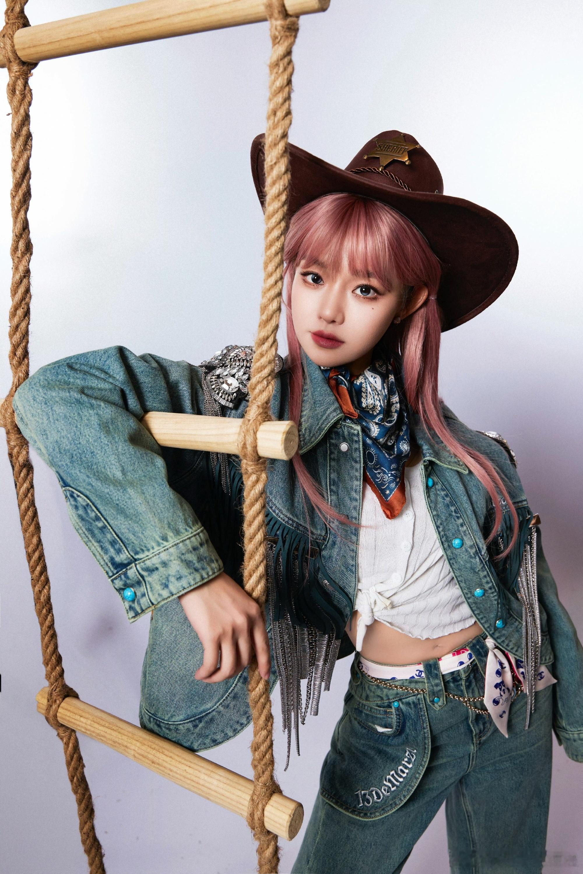 黄霄雲就这么被绑到马年提前get马年氛围感密码，黄霄雲的粉发牛仔帽造型太会了，红