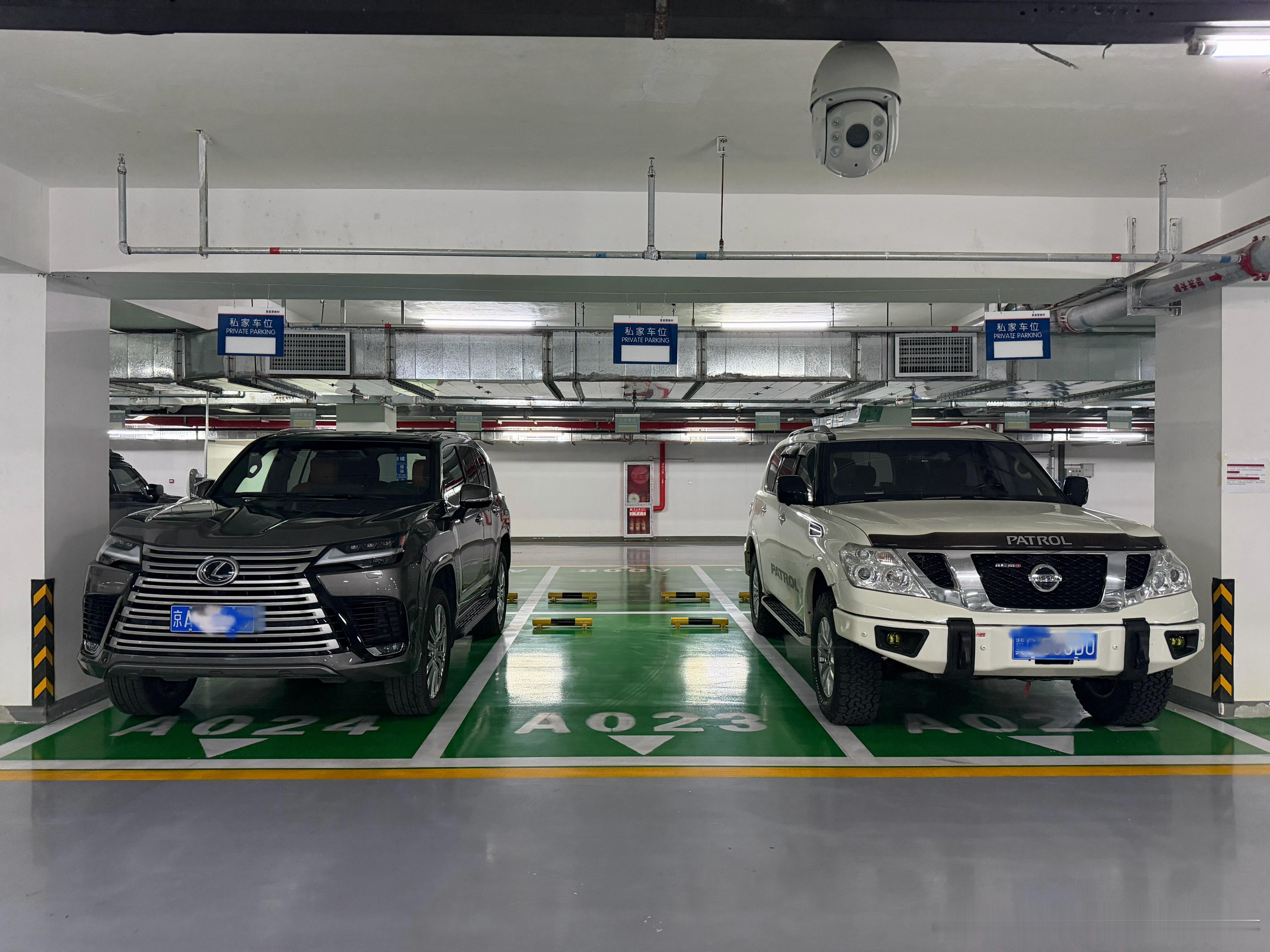 你们对这种车感兴趣不我拍个小视频给你们看看现在价值15万的途乐和155万的凌志两