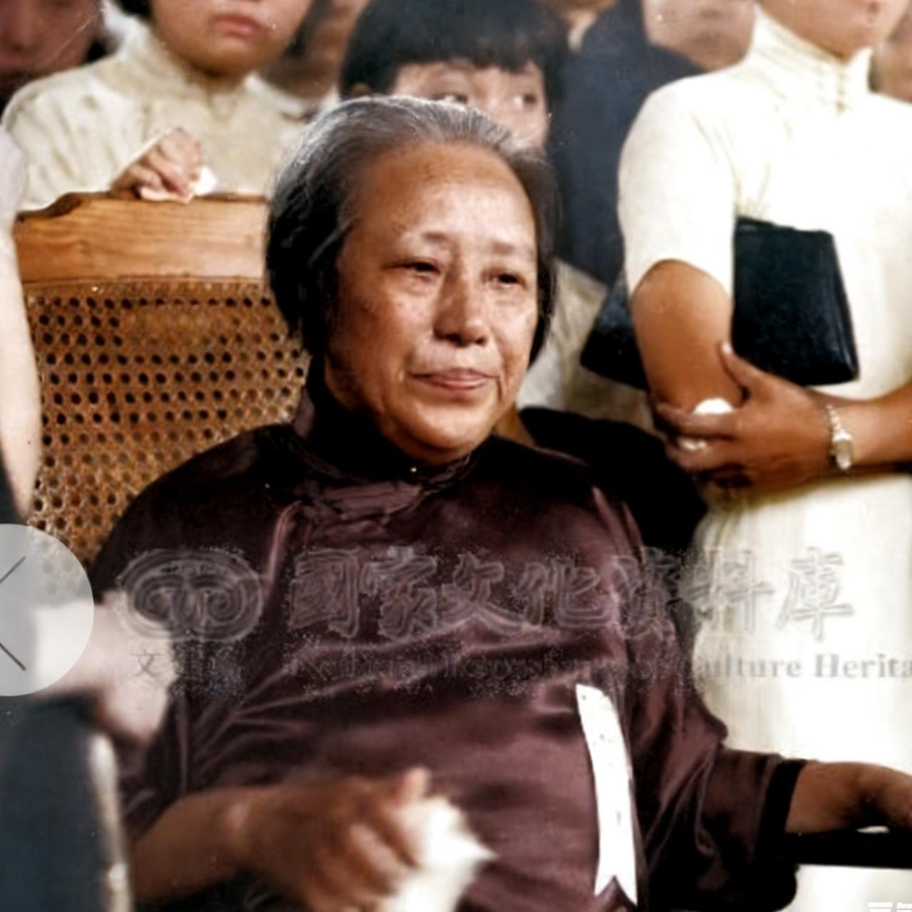 1935年，何香凝在南京，参加廖仲恺的迁葬仪式，这一幕被定格成一张罕见的珍贵留影