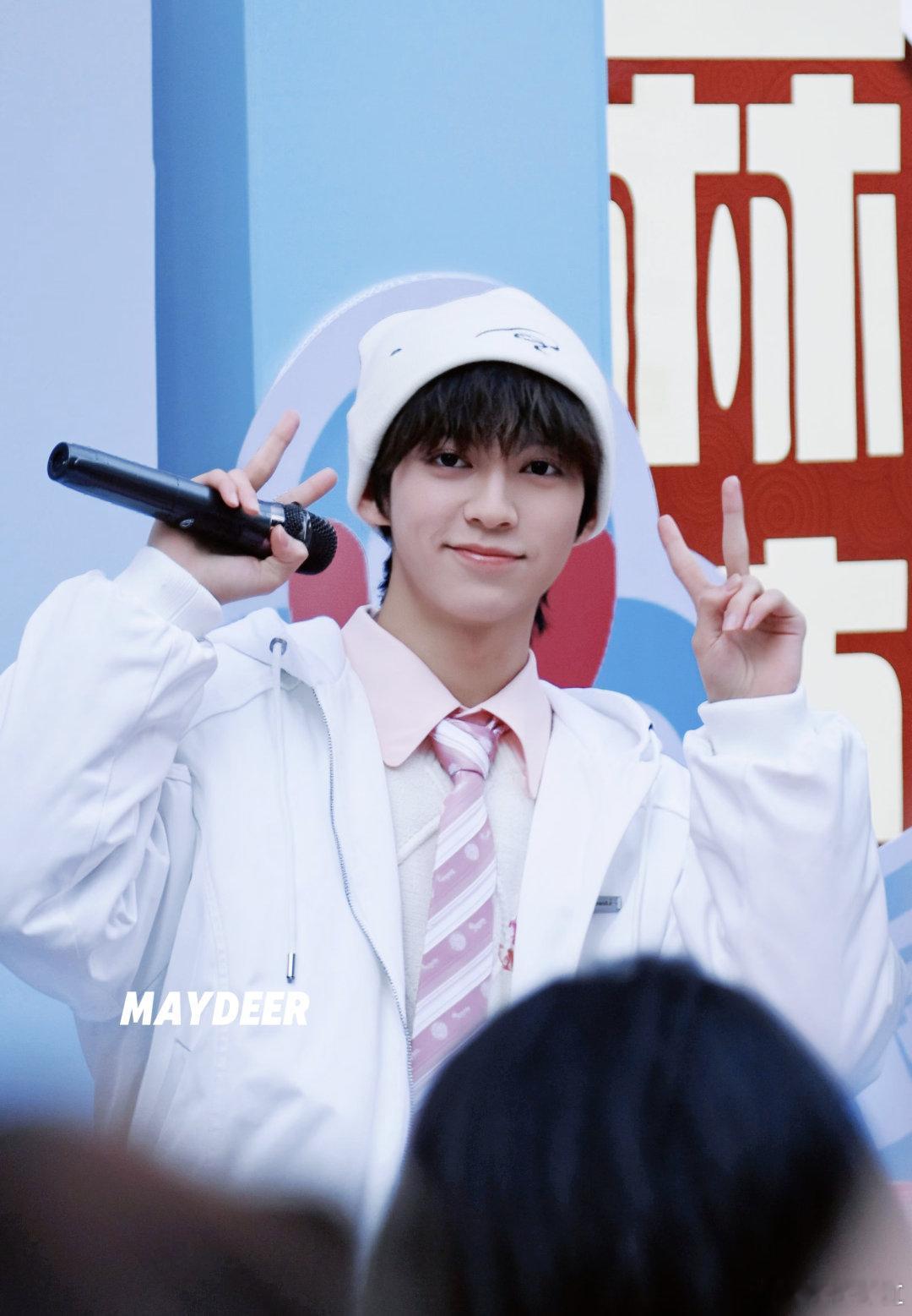 把微博当同学录整理发给粉丝，连古早动态都细心打包，这份“班级档案管理员”的既视感