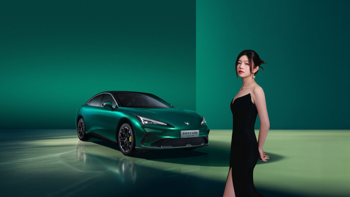 蓝眼狐是L3吗极狐全新阿尔法S5有小蓝灯搭载元境智驾，用的是卓驭惯导双目立体视觉