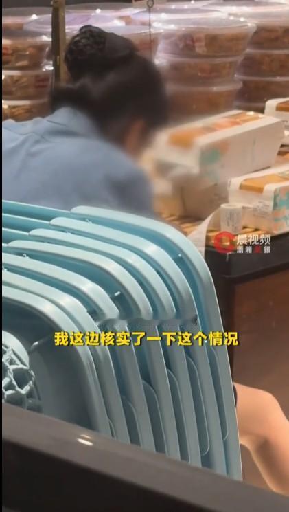 蛋糕店的员工只是一个打工的，蛋糕店是不是要过过期的食品扔掉与她有什么关系？她为什