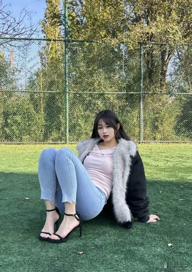 暖阳下的OOTD，坐在草地上就不想走啦～