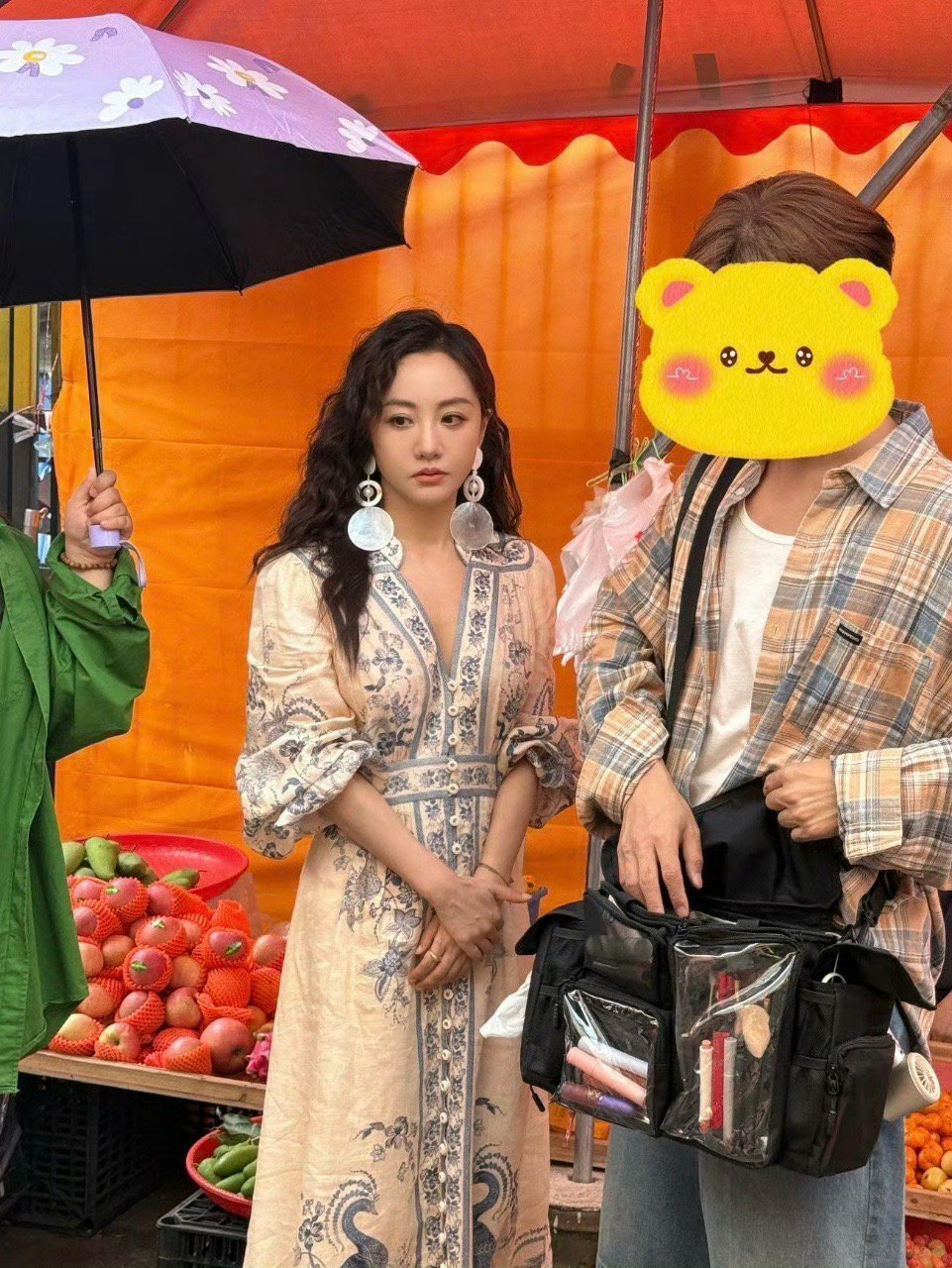 杨蓉有一种岁月静好的美感杨蓉的美如涓涓细流，不张扬却沁人心脾。岁月在她身上沉淀出