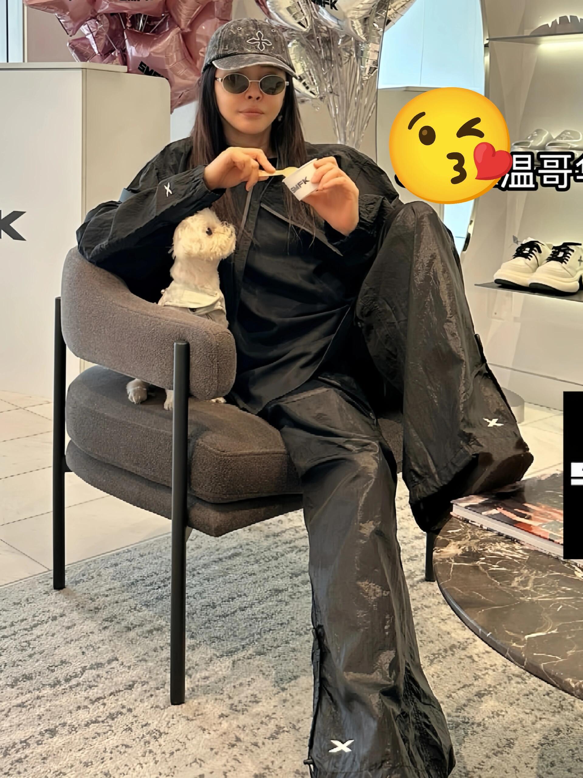 酷酷的老王，这一身太潮了，还有这大长腿…[酷]王祖贤 ​​​