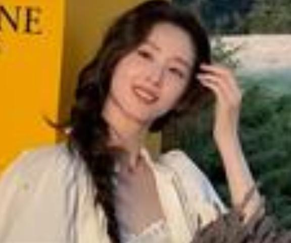 7月28日，32岁的章泽天在个人社交平台发布了一段视频。视频中她侧扎辫子、身穿简
