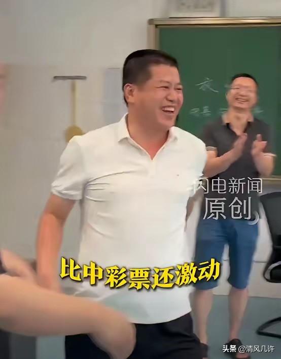 山东泰安，一个高考生给班主任打电话报喜，说自己考了696分。老师当场从椅子上弹起
