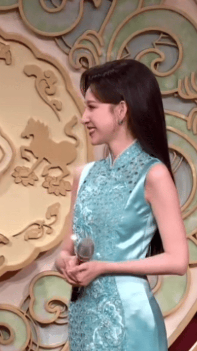 马凡舒好明媚一张脸 这张脸真的是太明媚了特别好看了，马凡舒的笑容真的自带年味，眼