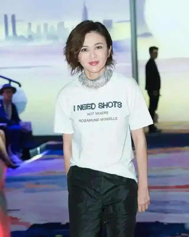 63岁关之琳T台走秀，穿白T恤配阔腿裤，这状态没谁了 