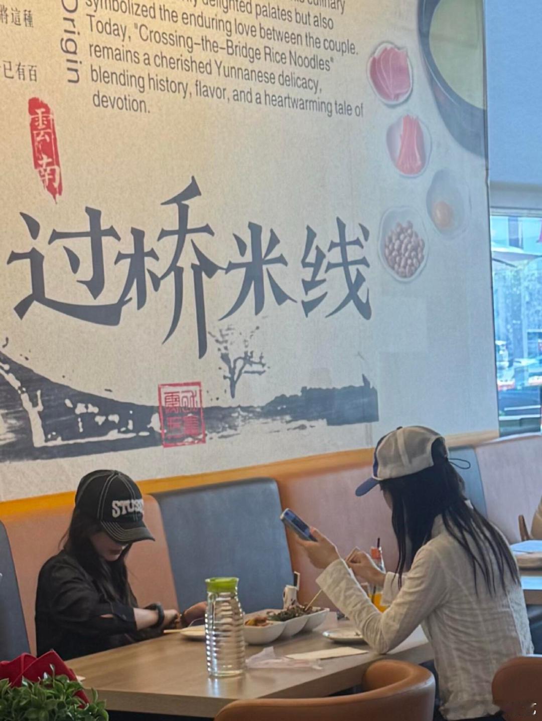 美国偶遇金晨孟佳吃米线原来女明星也逃不过过桥米线的诱惑，看这桌面的空碗，感觉俩人