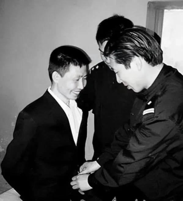 2005年，陈桥华临刑前，在武汉看守所，距离执行死刑，只有短短几个小时，大清早，