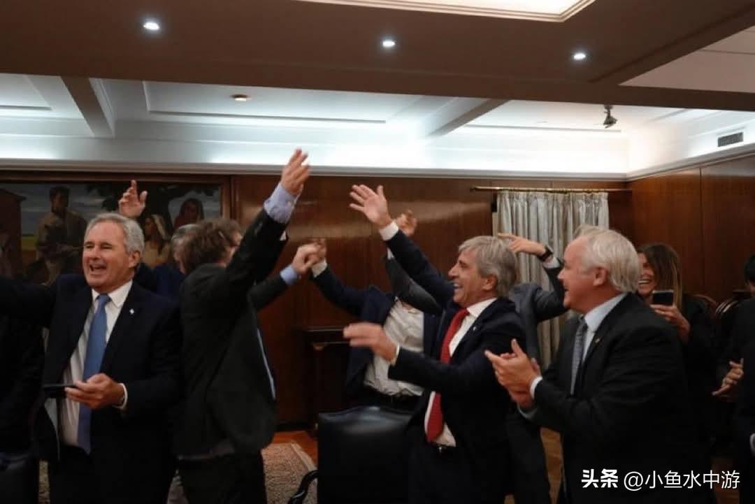阿根廷米莱政府放宽美元企业贷款限制
阿根廷哈维尔·米莱政府宣布放宽美元贷款相关管