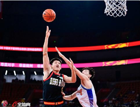 广东37岁旧将全场投篮5中4，三分4中3，两项命中率高达80%和75%，请问年轻