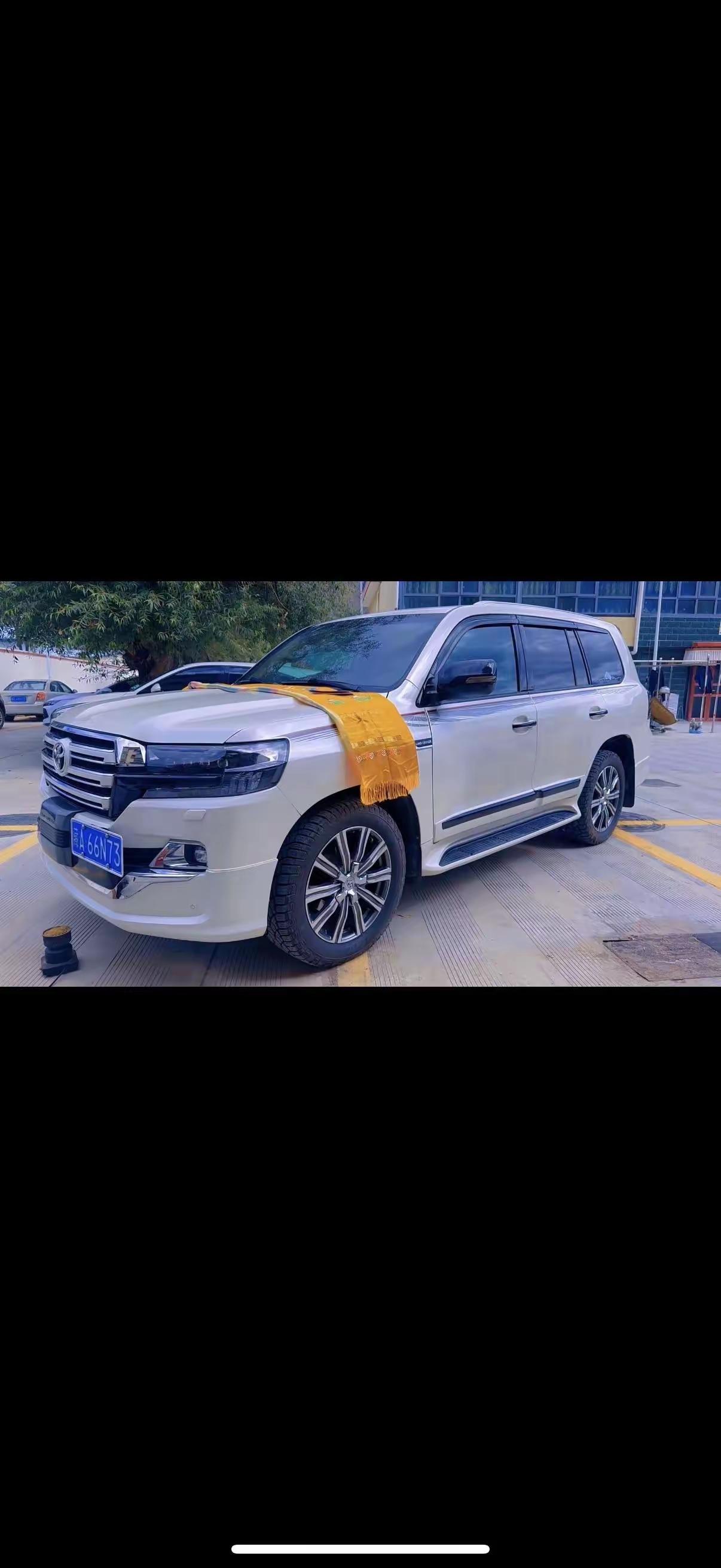 来西藏会发现一个很有意思的现象，街头巷尾，兰德酷路泽出镜率特别高，这款白色大越野