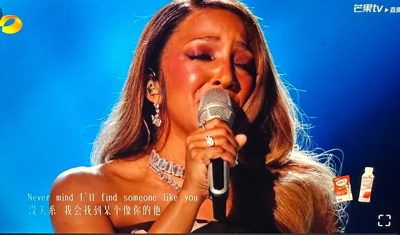 米奇今晚唱的很动情，婉转悱恻。
很用情。
情感至上往往就很容易打动人。
舞台表现