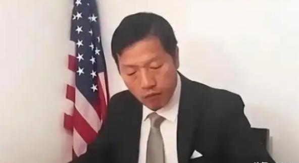 “任何中国人都不许诋毁美国！”2018年，中国教授徐思远举家移美后，不仅表示中国