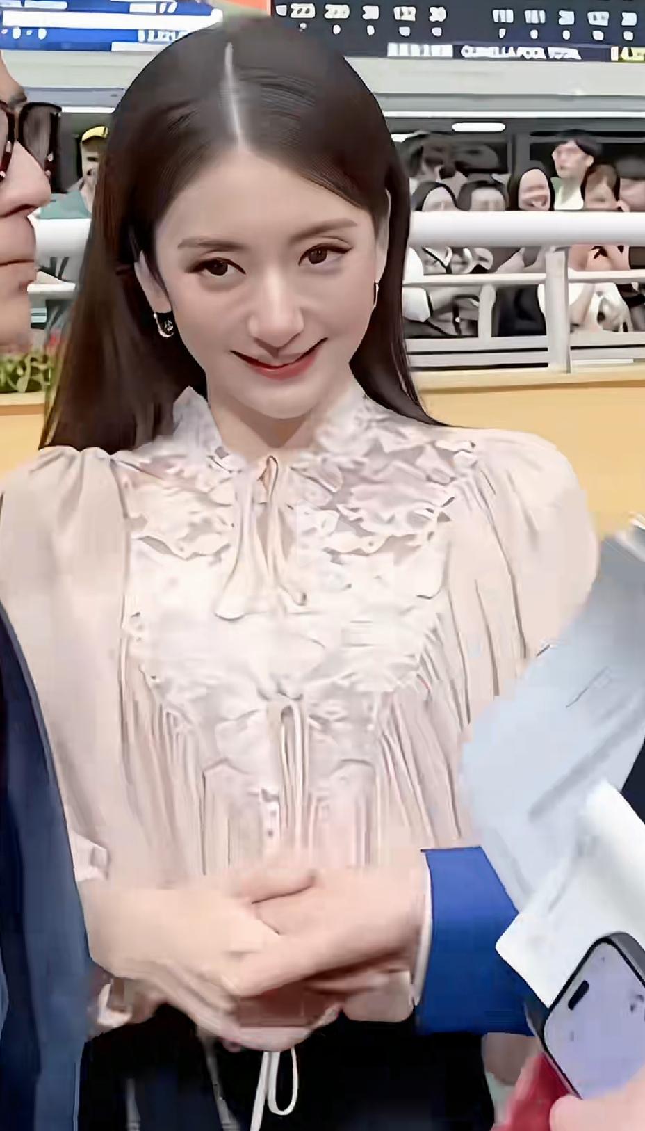 方媛都美颜磨皮这么严重了，脸上还能看到沟沟坎坎。