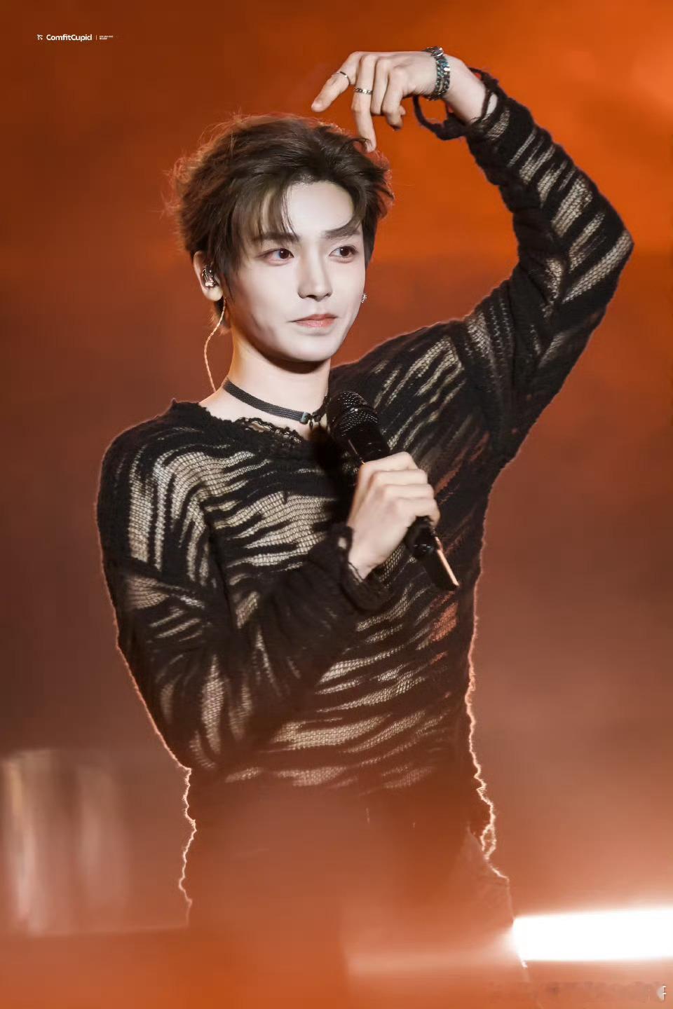 侯明昊音乐节饭拍，小侯真是脸蛋天才