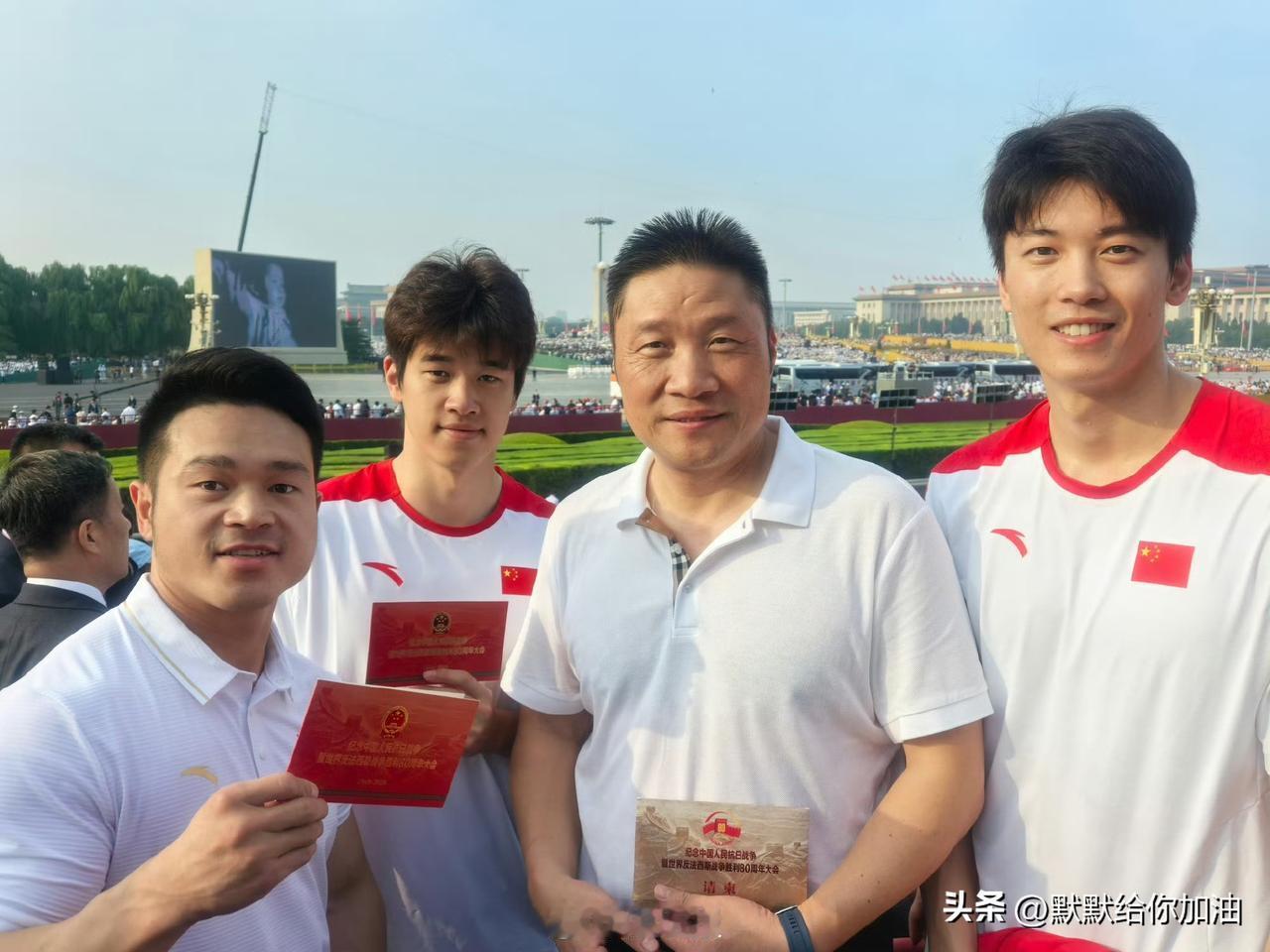 4 位奥运冠军，参加阅兵仪式，难得一见的合照！

举重冠军石智勇！
游泳冠军潘展