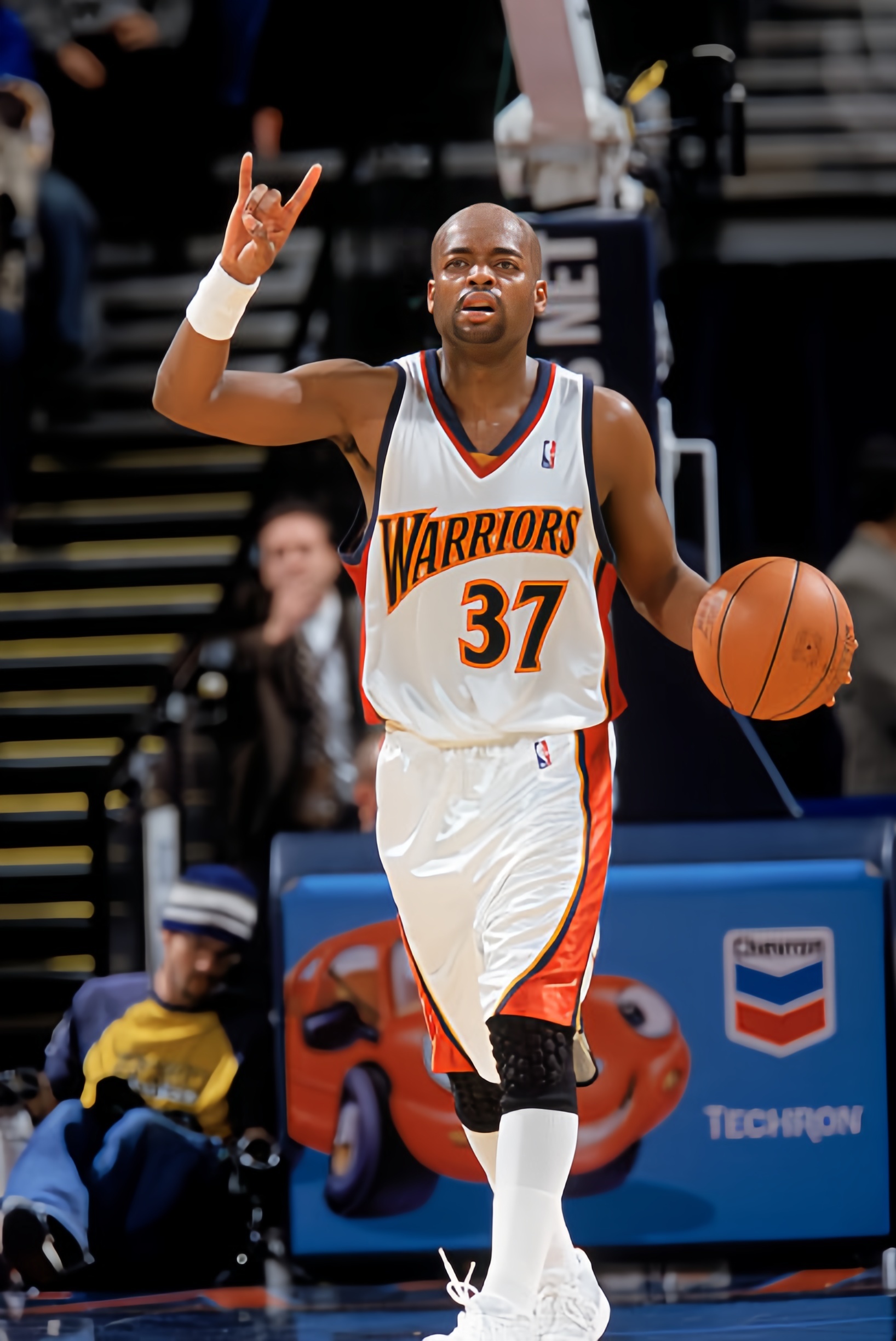 酒店门外 有球迷穿着尼克·范·埃克塞尔球衣在门口等候勇士球员尼克·范·埃克塞尔(