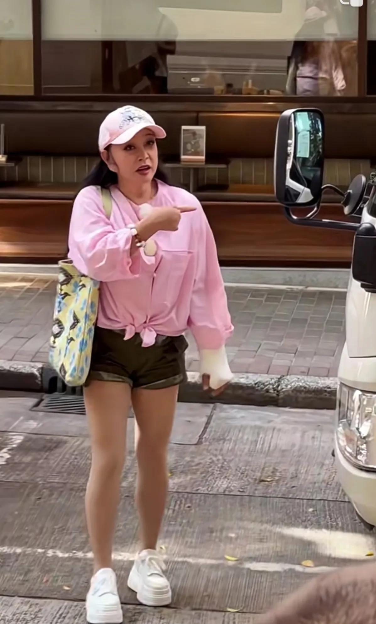 75岁的女人了，大腿皮肤还这么紧致光滑，单凭这双腿，就赢了所有的同龄人。
怪不得