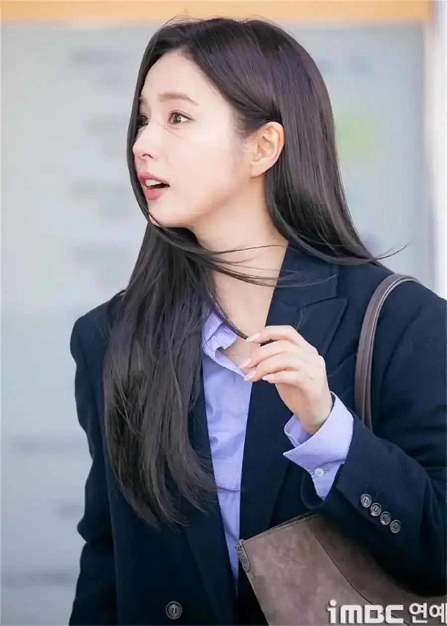 职场风范，优雅自信，元气满满的一天！💼✨