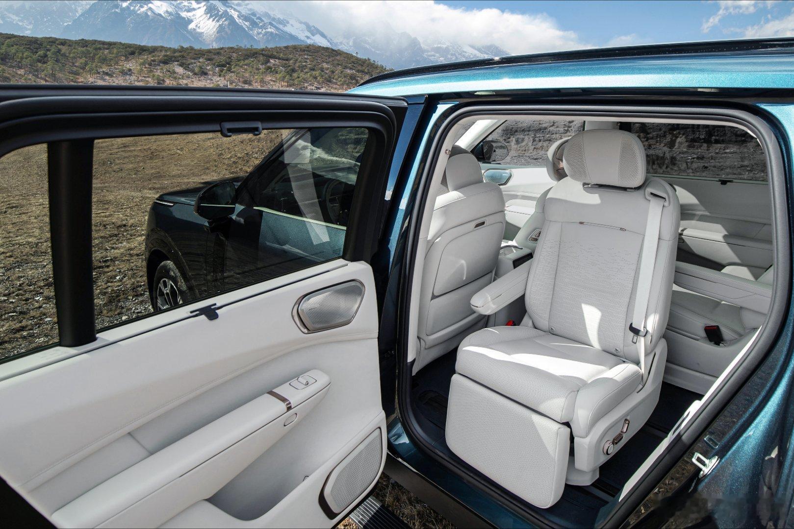 追综艺学慢享陪伴，领克900星睿AI + 双8295芯片打造“智能慢享舱”，分屏