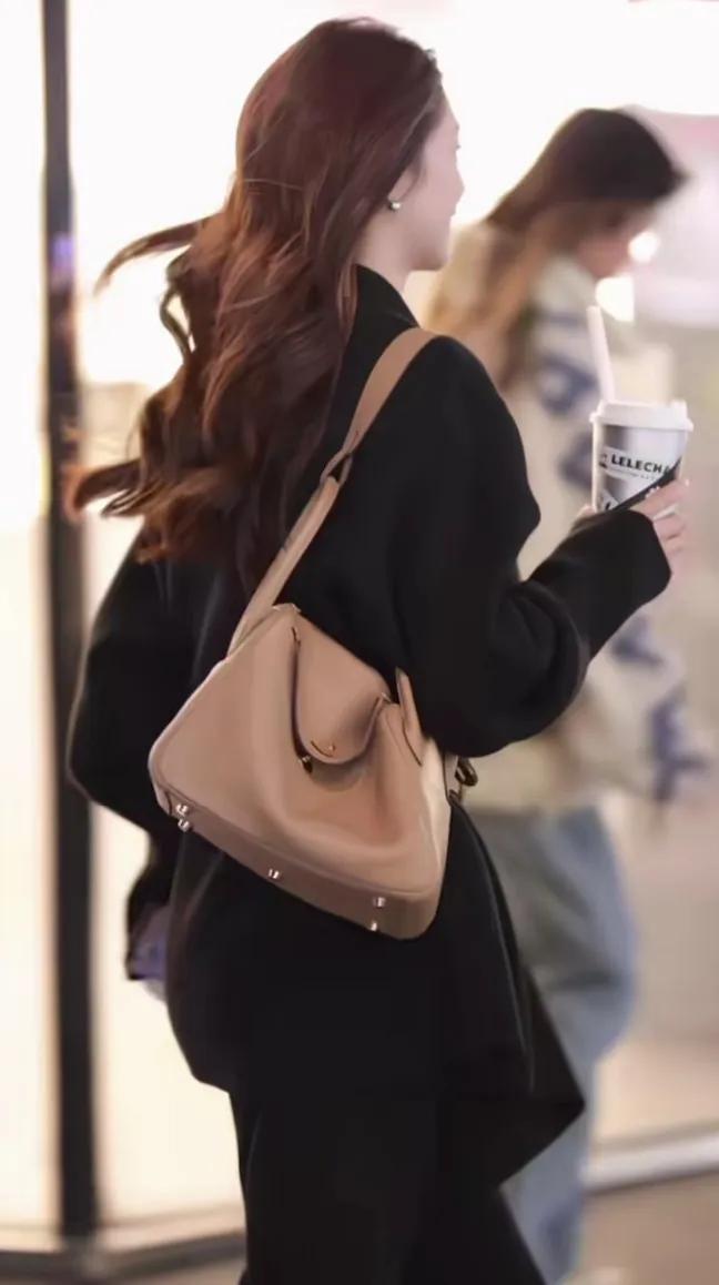 村里的一个女孩外出打工，得到一个大她8岁男人的照顾，两个人因此相知相惜。
6个月