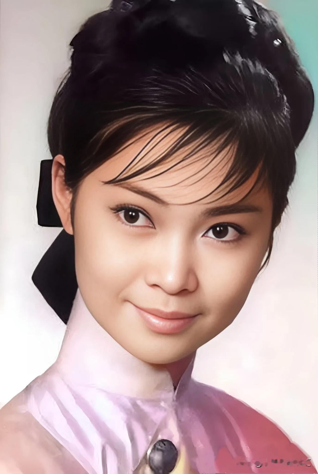 她是李连杰《方世玉》中的苗翠花，周星驰《漫画威龙》中的牛牡丹！
您知道她是谁吗？