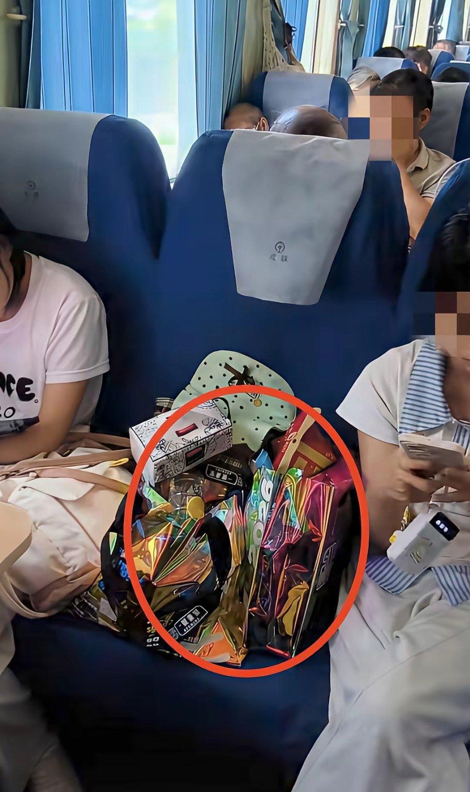 火车多买一张票放东西，要不要给站票的陌生人让座？

两个小姑娘坐长途火车旅行，特
