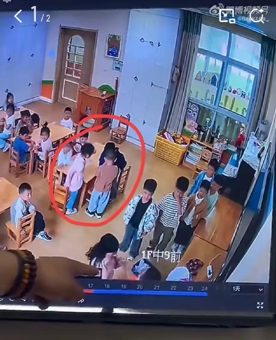 热熔胶烫孩子原视频曝光！第一个被烫的并不是小女孩，而是一个小男孩，他比小女孩还要