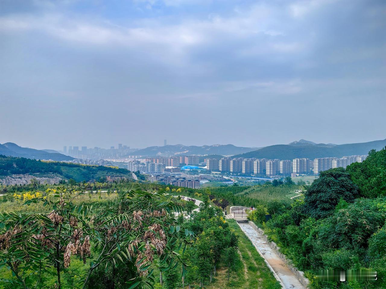 在济南城区南侧的龙洞风景区内峰峦叠嶂，许多地方山势陡峭险峻，龙洞风景区有多条上山