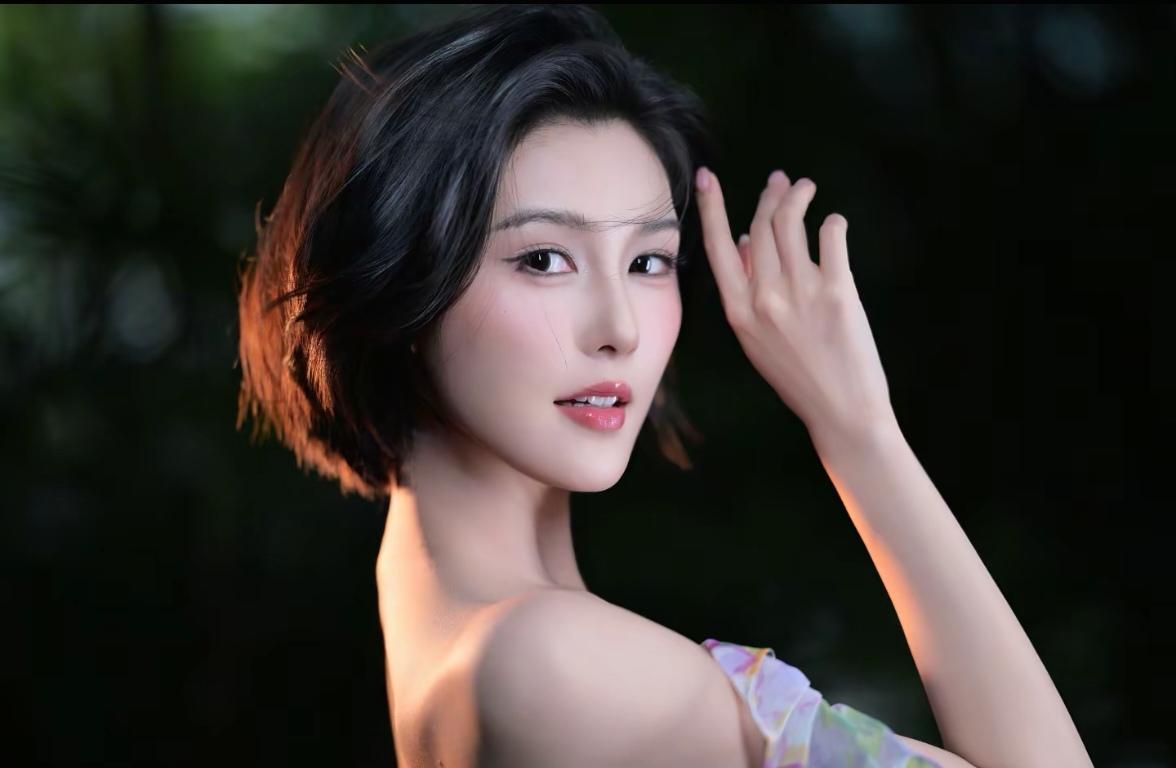 车模程儿笑容好迷人！