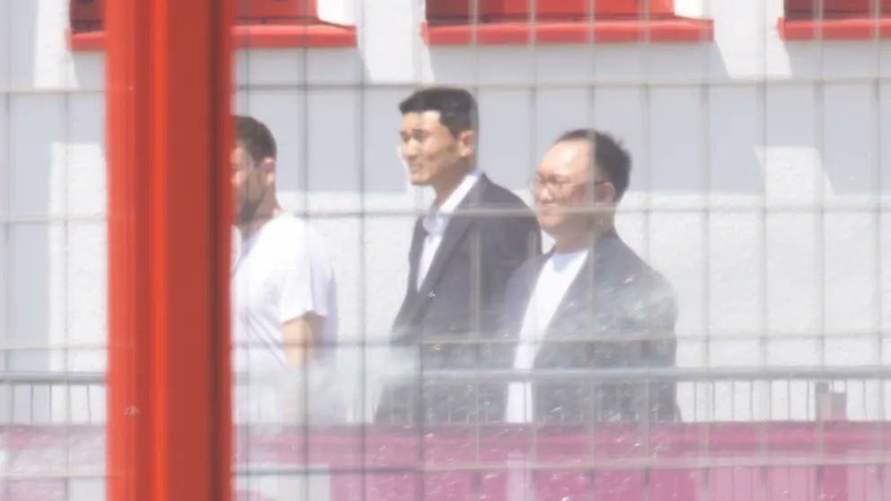 【图片报】金玟哉昨天已经抵达慕尼黑，今天已经完成签约。金玟哉昨天到达慕尼黑后就入