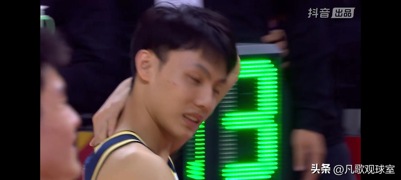 不知道大家有没有发现？广东输辽宁后，双方球员退场时，直播镜头特写给到了刚刚在全明