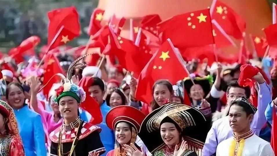 震撼人心！200年漂泊终圆梦，达曼人：祖国给了我们稳稳的幸福
 
2003年5月