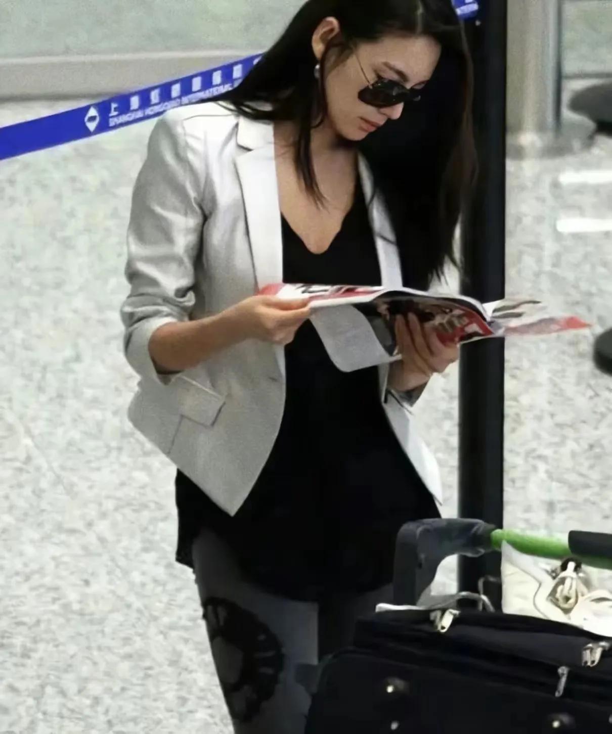 年轻时候的张雨绮美翻了，路人随手一拍都可以当海报，身材、颜值都在线的大美人，难怪