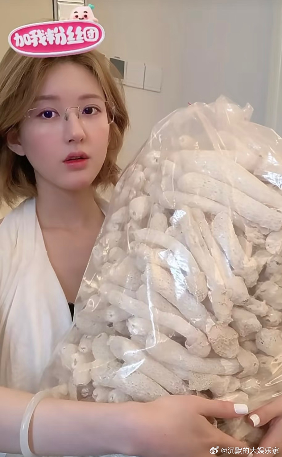 抱着一大袋竹荪，兴冲冲出来的赵露思好可爱，她太接地气了，也是真心想宣传助 农。前